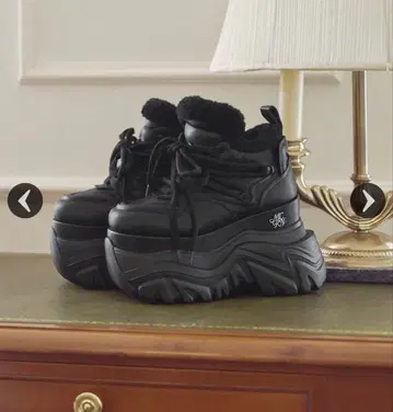 미셸 마카롱, 통굽 스니커즈 M