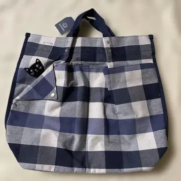 고양이 자수가 달린 네이비 그레이 체크 토트백