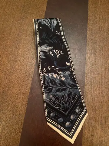 PS Paul Smith 꽃무늬 넥타이 블랙과 핑크 광택 두께감