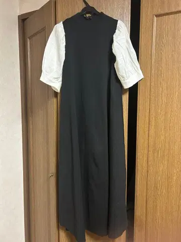 N 도트 블랙과 화이트의 퍼프 슬리브 롱 원피스