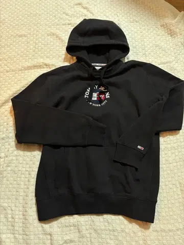 TOMMY JEANS 블랙 후드 부착 후드티