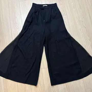 A pupil 블랙 울 소재 와이드 팬츠 비침 있음