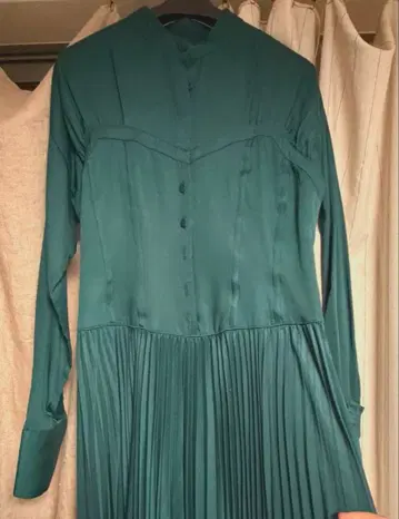 AMERI 다크 그린 플리츠 원피스