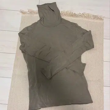 Ra Dieux Dieuse 카키 긴팔 터틀넥 스웨터