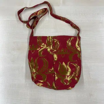 빨간색과 금색의 숄더백