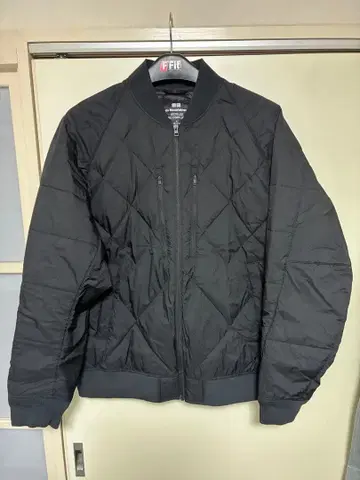 유니클로 화이트 마운티니어링 리사이클 하이브리드 다운 자켓