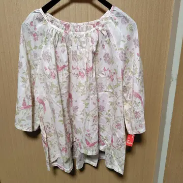[ 새상품 미사용 택 포함 ] 고급 꽃새 패턴 7부 소매 블라우스