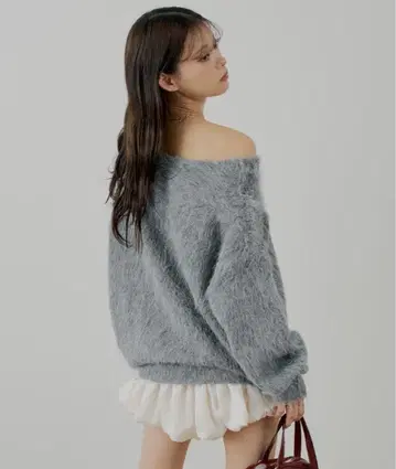오프숄더 그레이 퍼 스타일 니트 스웨터