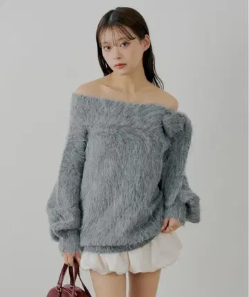 오프숄더 그레이 퍼 스타일 니트 스웨터