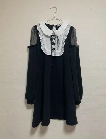 앙크루즈 원피스 블랙 레이스업 시어 리본 둥근 카라