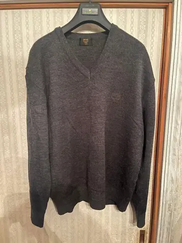 MCM 다크 그레이 V넥 스웨터