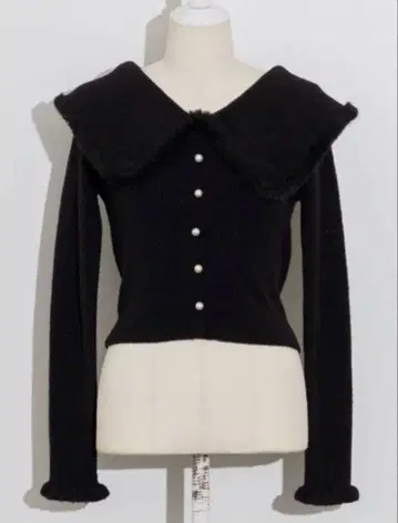 pium 피움 퍼 칼라 마쉬멜로우 니트 상의 블랙