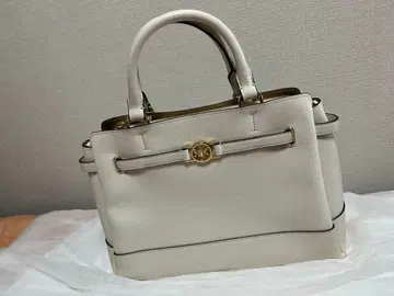 새상품 마이클코어스 화이트 핸드백 골드 금장 장식 포함