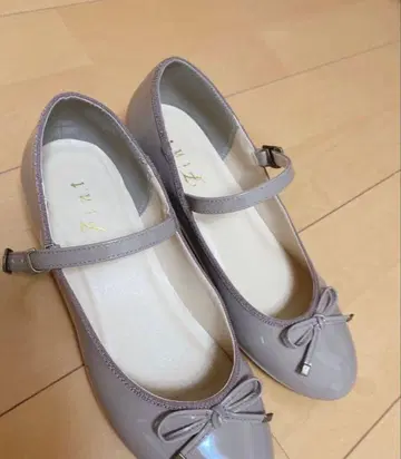 핀 리본 스트랩 레인 펌프스