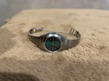 그린 컬러 다이얼 스테인리스 스틸 시계