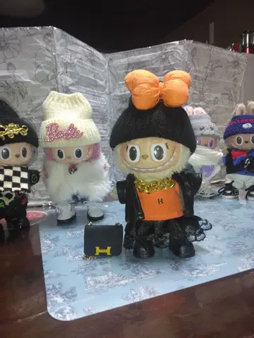 러브브 오렌지 원피스, 가죽 재킷, 니트 모자 세트