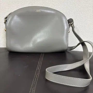 A.P.C. 그레이 가죽 숄더백