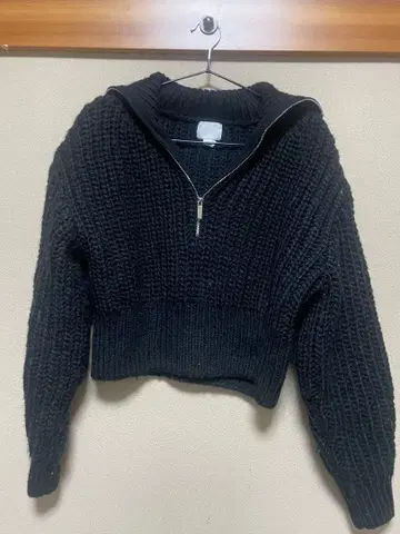 블랙 지퍼 크롭 니트 스웨터