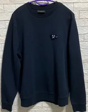 엠포리오 아르마니 다크 네이비 맨투맨 가슴 와펜 탈부착 가능