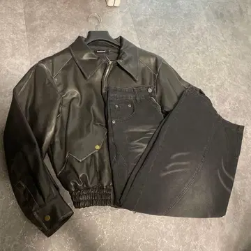 블랙 가죽 자켓과 와이드 팬츠 세트