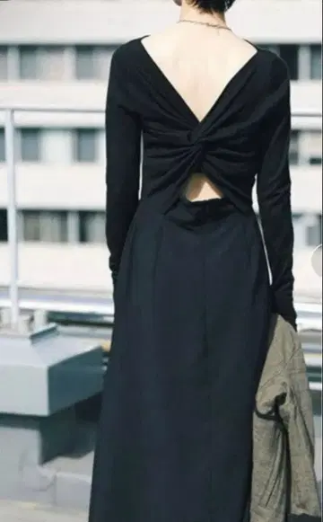 스타일링 백 오픈 롱 원피스 블랙