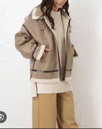 베이지 무스탕 코트