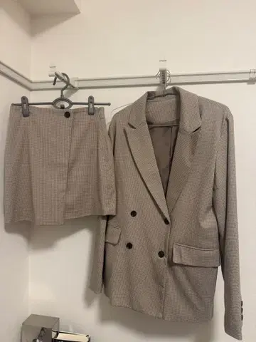 베이지 계열 체크 스커트 셋업