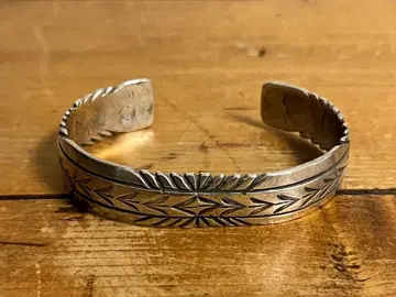 실버 소재 네이티브 스타일 뱅글