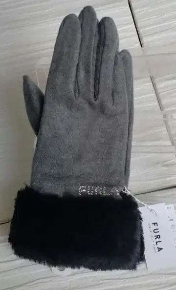 새상품 택 포함 FURLA 그레이 장갑