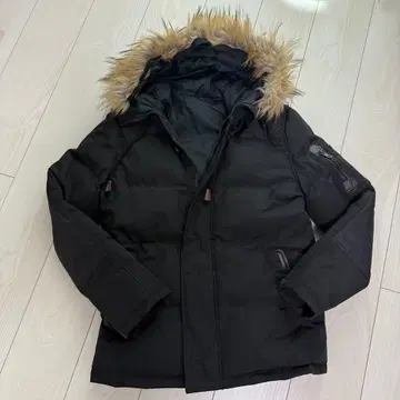 블랙 다운 자켓 퍼 달린 후드