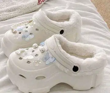 장식 포함 화이트 샌들 (퍼 내부)