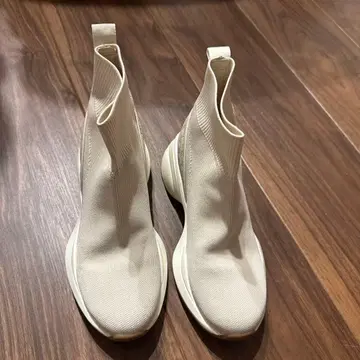 마이클코어스 화이트 슬립온 부츠