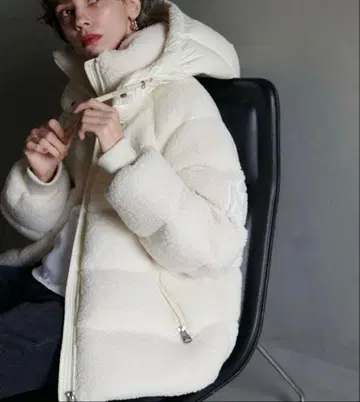 맥케이지 화이트 보아 다운 자켓 후드 부착 EDANA-TD