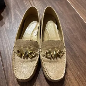 Michael Kors 베이지 로퍼