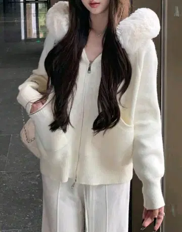 화이트 퍼가 달린 지퍼 스웨터