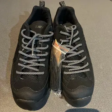 [새상품] HI-TEC 하이테크 스니커즈 25.5cm 블랙 방수