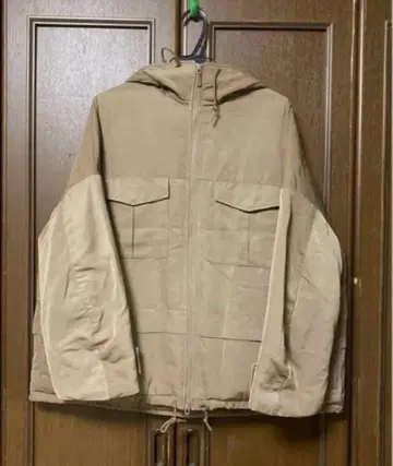 유니클로 화이트 마운티니어링 하이브리드 다운 오버사이즈 파카