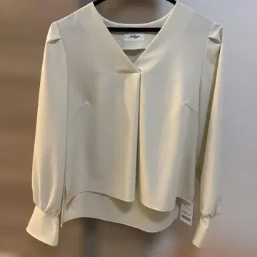 노리즈 아이보리 v넥 앞 턱 블라우스 미사용 새상품