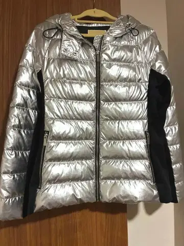 마이클코어스 MK 새상품 브랜드 광택 벨트 로고 다운 자켓 코트