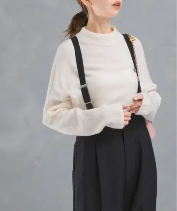 화이트 터틀넥 니트