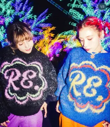 나카 리이사 R.E.DOT 로고 니트 스웨터