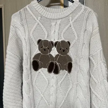곰 자수 화이트 케이블 니트 긴팔 스웨터