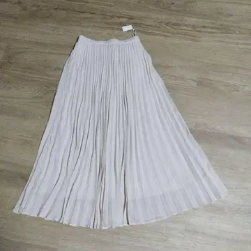새상품 미사용 라이트 베이지 플리츠 롱 스커트