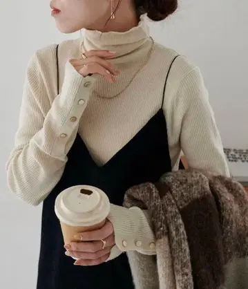 discoat 리브 소매 버튼 터틀넥 풀오버