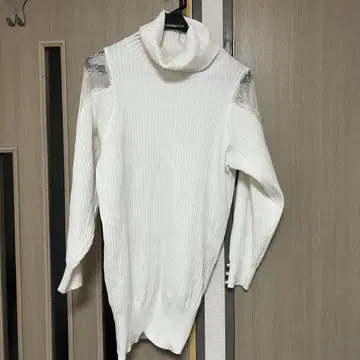 화이트 터틀넥 니트