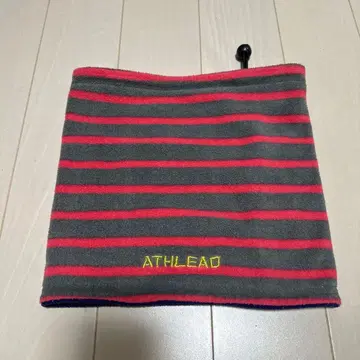ATHLEAD 넥워머 그레이/빨간색 스트라이프