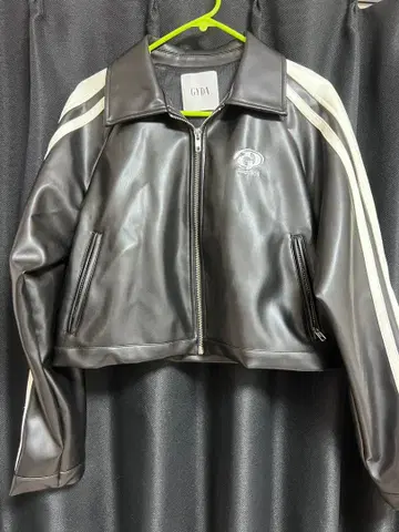 Beguiling 크롭 블랙 자켓