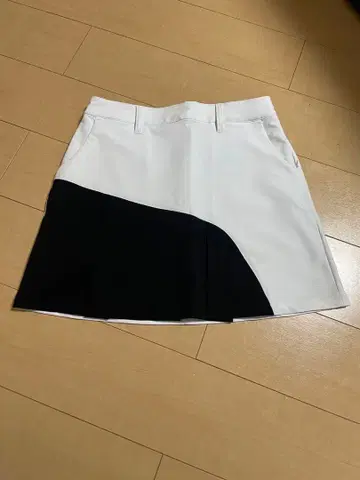 화이트/블랙 플리츠 스커트 골프