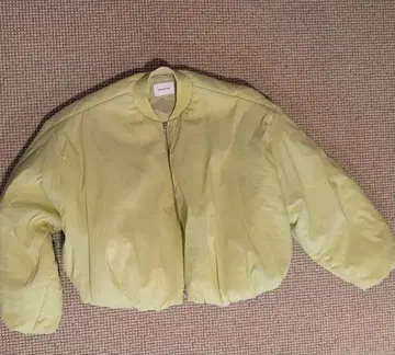 연한 노란색 나일론 자켓