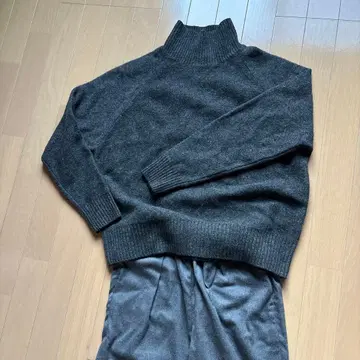 BEATRICE 다크 그레이 터틀넥 스웨터